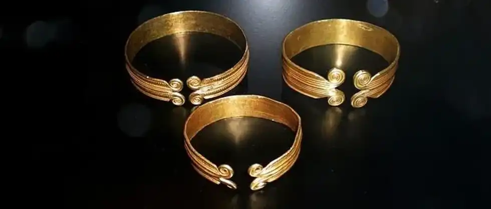 Viking brooches facts will help you know about the use of gold threads and wire braid.