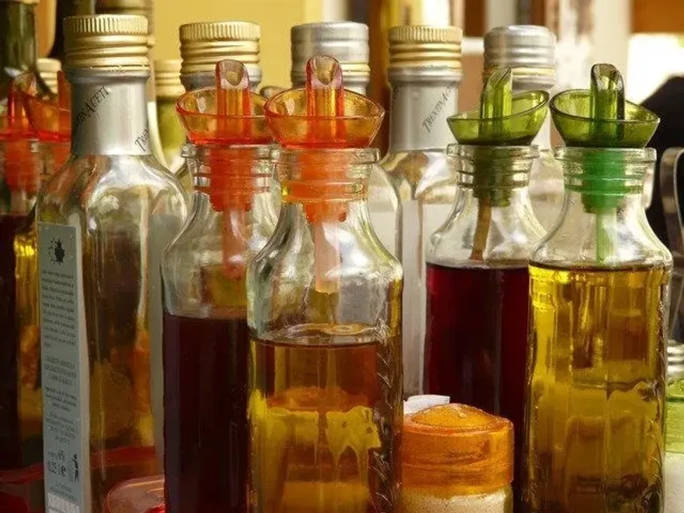 Vinegar facts contain information about fruit vinegars and wine vinegars.