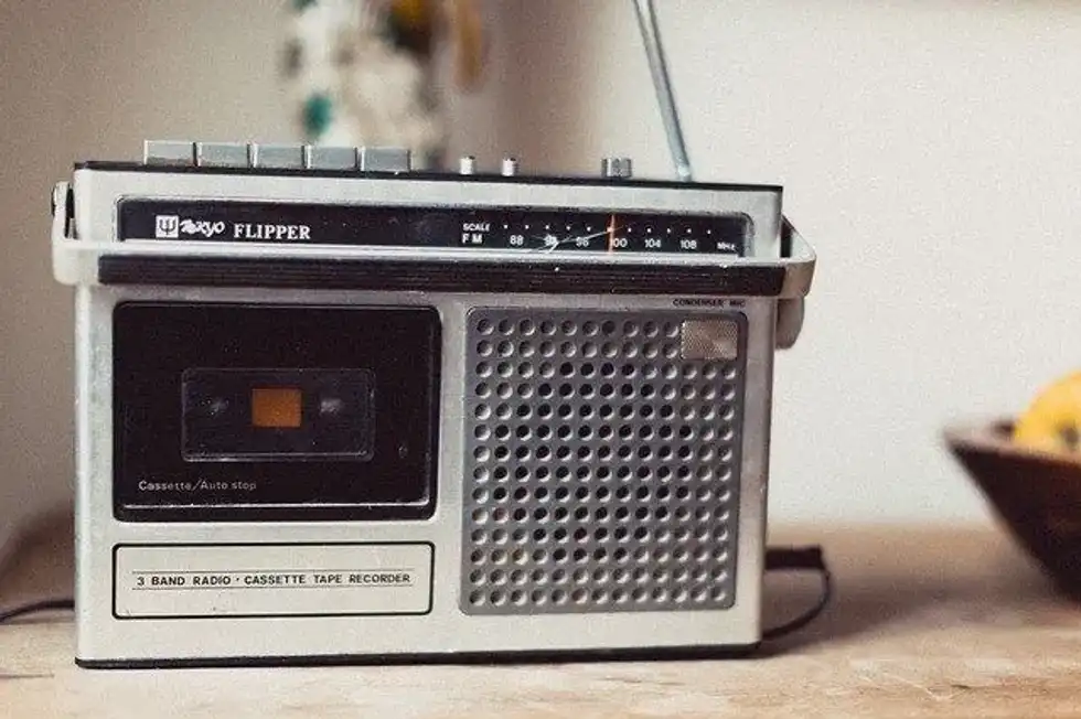 Want to know about the history of television and the radio inventions of 1927? Then check these 1927 inventions facts.